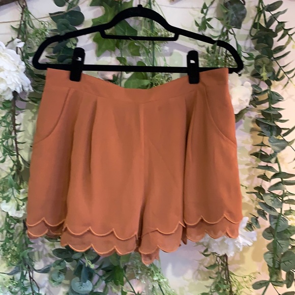 Gianni Bini Scalloped Shorts - Picture 1 of 1